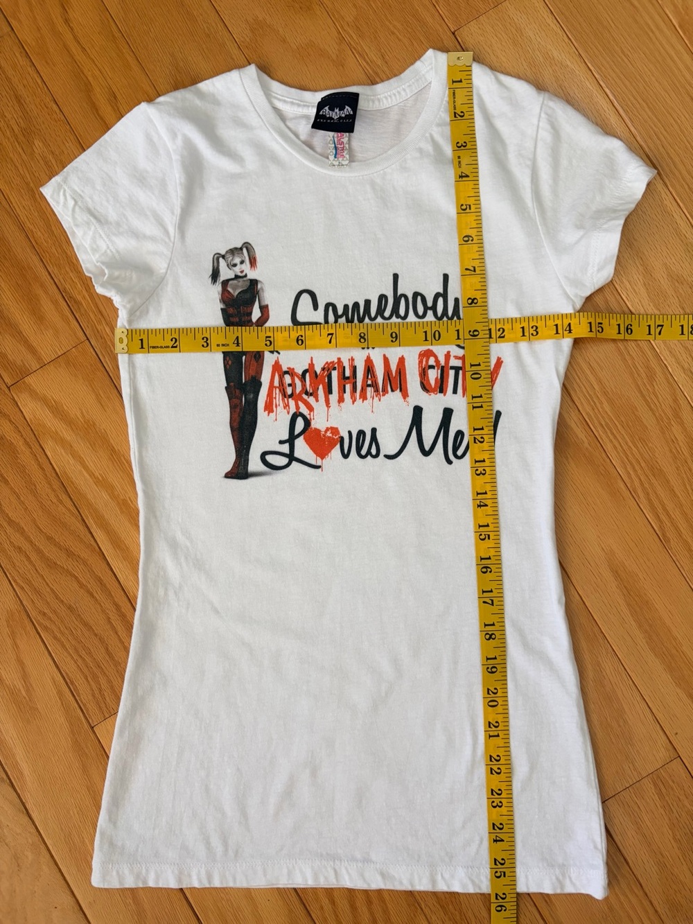 Harley Quinn White Short Sleeve Graphic Tee - Somebody in Arkham City Loves Me - Picture 4 of 6